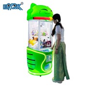 Słodka maszyna do klipsów dla kotów. Maszyna z pazurami żurawia